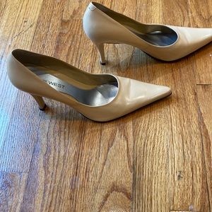 Nine West- light natural leather pump